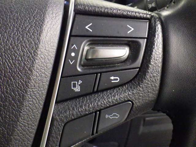 ステアリング右側のスイッチは、「マルチインフォディスプレイの表示切替」、「レーダークルーズコントロールの車間設定」の操作が可能です