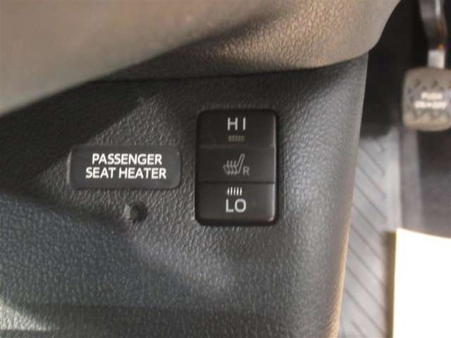 運転席・助手席のシートにヒーター機能が付いています。お手元のスイッチでシートが温かくなります。冬などにはとても快適な装備のひとつです。