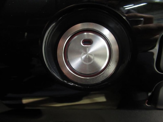 エンジンを始動させるのは、ブレーキを踏んでこのボタンを押すだけ。キーを差す必要もキーを回す必要もありません。
