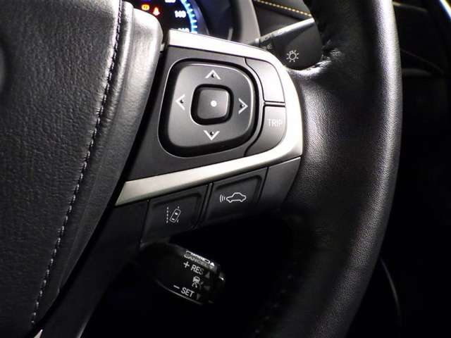 メーター内のディスプレイの操作ができるステアリングスイッチ、レーダークルーズコントロールの車間距離設定スイッチ、車線逸脱をブザーやディスプレイ等でお知らせするレーンディパーチャーアラートスイッチ
