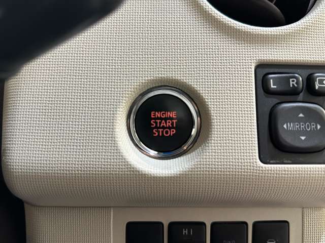 スマートキーです。プッシュボタンでエンジンをかけるタイプです。