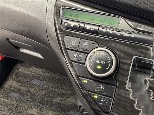 いつでも車内を快適な温度に調整できるオートエアコンです(*'▽')