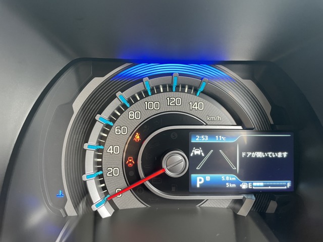 【自動車メーター】メーターは、スピードメーター、エンジン回転計、燃料計、水温計、シフトポジション表示、オドメーターの6つの指示計からなります。加えて、自動車の異常を知らせる警告灯が備わっています！