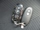 鍵穴に鍵を刺さなくても、持っているだけでエンジン始動、ドアロックが出来る、便利なスマートキー付き！