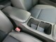 前席のシート間に配置したハイデッキコンソールには、深さを２段階に調節できるドリンクホルダーや、アームレスト付きのコンソールボックスを装備しています。