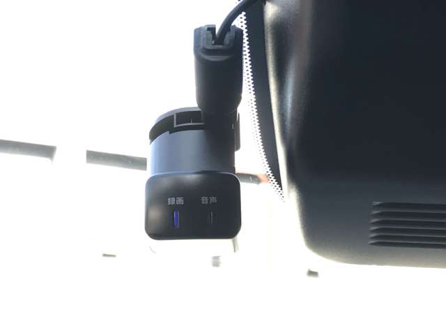 前後ドライブレコーダーが装備されております。 もしもの時に映像を残すことが出来ますので安心して運転が出来ます。