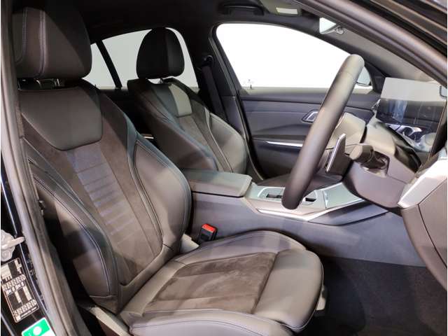 電動フロントシートは運転席側メモリー機能付きとなっております。