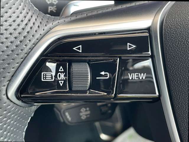 バーチャルコックピットの地図情報や車両情報などはステアリングの左のスイッチから操作して表示できます。