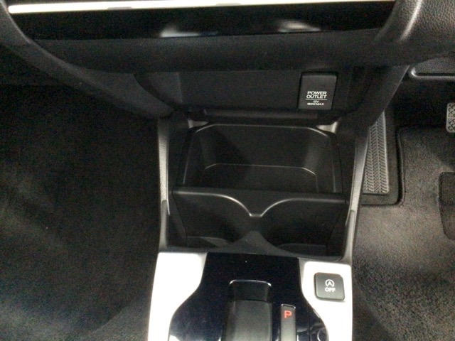 運転席と助手席の間にはドリンクホルダーが付いています。ちょうど手の届く所にありますので、とっても便利です♪