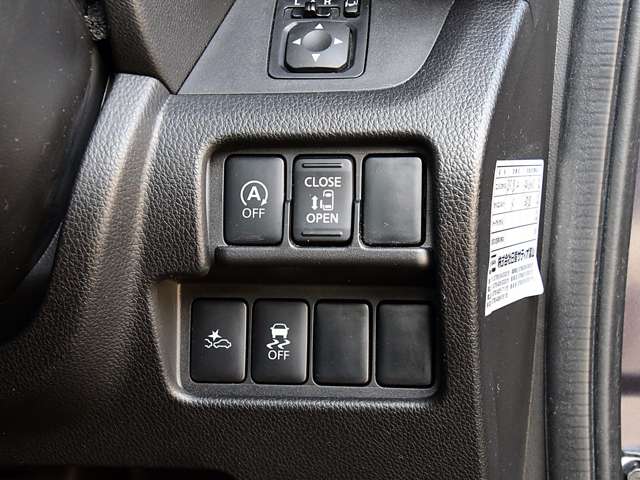運転席の右側にはアイドリングストップ、オートスライドドアなどの操作スイッチが有ります。