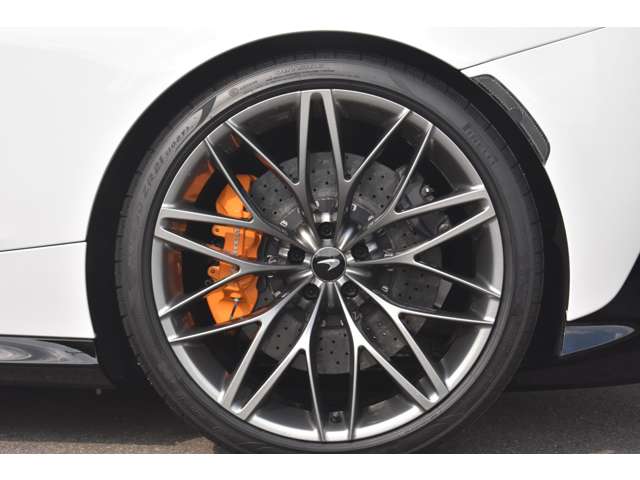 マクラーレンオレンジブレーキキャリパー＆カーボンセラミックブレーキを装備。
