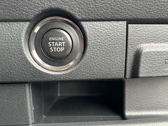 エンジンはプッシュスタート式です。キーを差し込まなくてもボタンを押すだけで始動できます♪