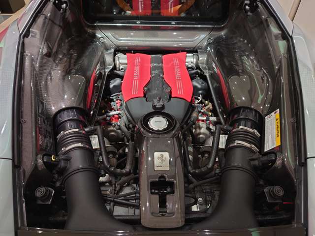 V8ツインターボエンジンからは、670cvのパワーを出力します。
