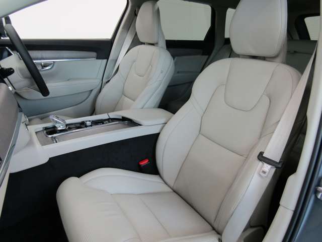 フロントシートはシートヒーターやベンチレーションといった便利な機能がご利用いただけます。