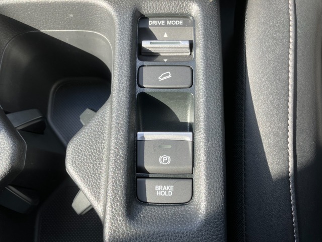パーキングブレーキは便利な電動式！ボタン一つで操作でき、アクセルを踏めば自動で解除されます♪レバーやペダルが無いので運転席廻りもすっきりしますね♪