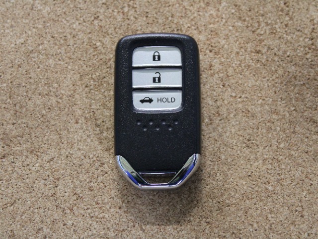 スマートキーです。キーを携帯しているだけで、ドアロックの開閉やエンジンの始動が可能で便利です。