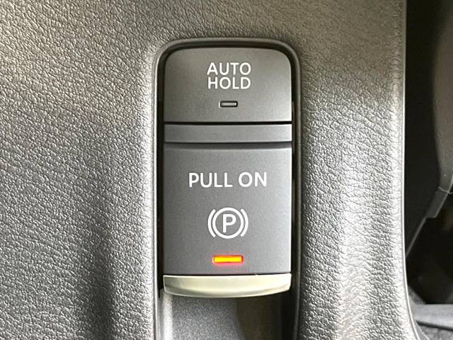 【お問合せ０７７６－６６－４９１７】【電動パーキングブレーキ】パーキングブレーキは便利な電動式！ボタン一つで操作でき、アクセルを踏めば自動で解除されます♪レバーやペダルが無いので運転席廻りもすっきり♪