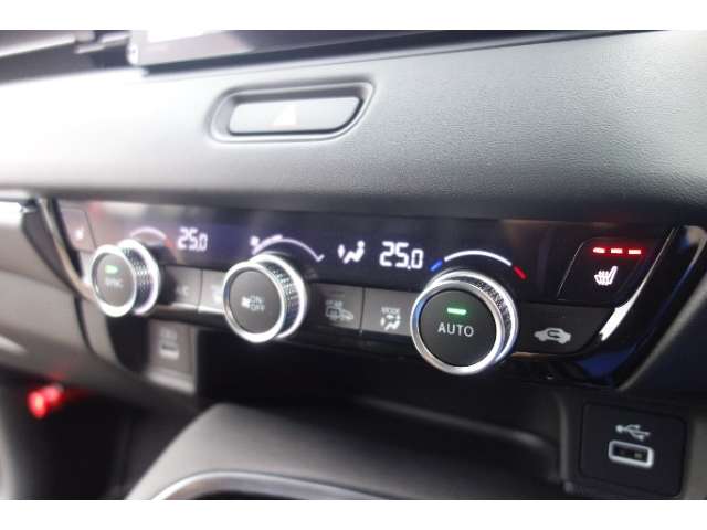 温度設定のみセットして頂ければ、車外気温に合わせて車内の温度を快適に保ってくれるオートエアコン機能付き！さらに冬場に活躍するシートヒーター！わずか数十秒でシートの座面が温まり始めますよ！