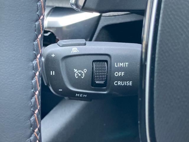 アクティブクルーズコントロール（ストップ＆ゴー機能付） 前走車がいる場合はレーダーと車載カメラがその速度と距離を検知し自動制御によって適切な車間距離を保ちます。