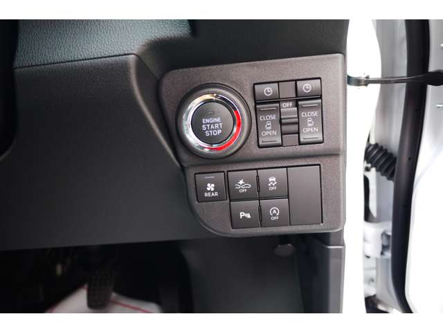 エンジンスタートボタンのほか、電動スライドドア切り替えスイッチ（タイマー付）、安全装置切り替えスイッチ等付属しています。