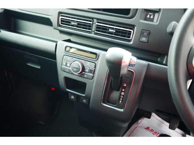 シガーソケット接続部、USB接続部、4WD/2WD切り替えスイッチ（AUTO 4WD切り替え機能付き）