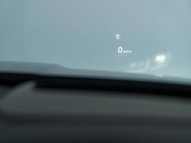 ヘッドアップディスプレイは運転中に役立つ情報をフロントガラスに映し出します。独自のレーザー技術により、直射日光が当たるような状況にも対応。走行速度、ナビゲーションなどの情報を、クリアに表示します。
