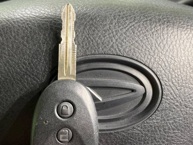 【キーレス】少し離れた場所からでもボタン一つでドアの開錠・施錠ができるのでとっても便利！ドアの鍵穴周りに傷をつけることもありません♪