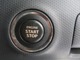 エンジンスタートボタンです。キーが車内にあればエンジンの始動はブレーキを踏んでスイッチを押すだけ！キーを取り出す手間を省き、ワンプッシュでエンジンを始動させるので簡単でスムーズです。