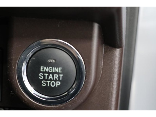 ■プッシュスタート■ 鍵を差し込まなくても、ボタン操作のみでエンジンをかけられます！スマートーキー同様、ちょっとしたことですが、あると便利な機能の一つですよ！