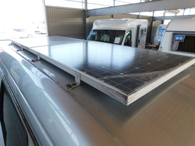 天井にはソーラーパネルを２枚搭載！サブバッテリーへ常に充電を行います。