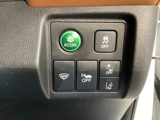 ハンドルの右側にはHondaセンシング用の、レーンキープアシストシステムのメインスイッチとVSA（ABS＋TCS＋横滑り抑制）の解除スイッチなどがついています。燃費に役立つＥＣＯＮボタンもここです。