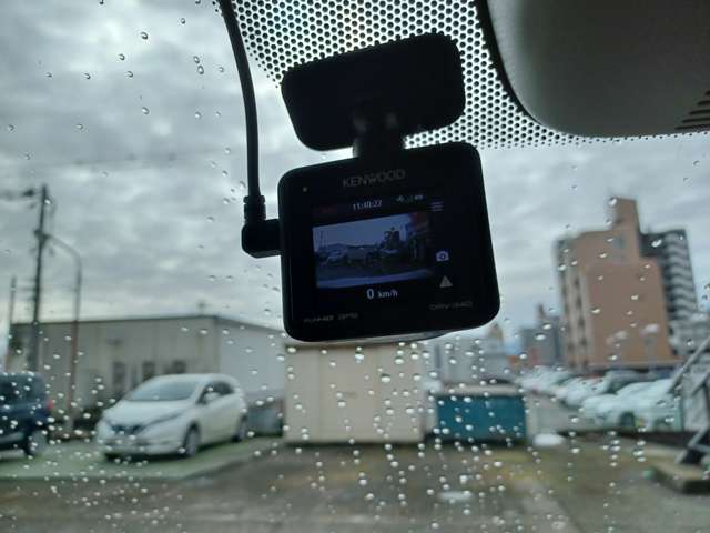 運転中の映像や音声を記録できます。万が一の事故の際も安心ですね。