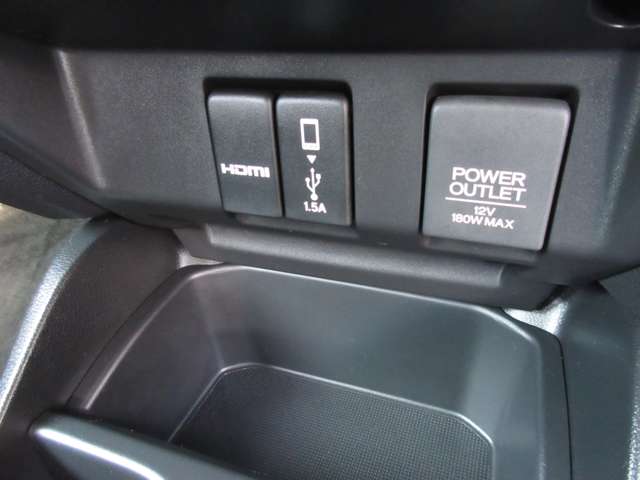 フロントコンソールにはアクセサリーソケットと、ナビとの接続用のＨＤＭＩ端子とＵＳＢジャックが装備されています。車内でのスマホの活用の幅が広がりますよ。