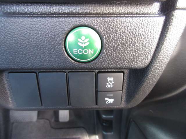 グリーンのボタンは、エンジンやエアコンなどクルマ全体の動きを燃費優先で自動制御してくれるＥＣＯＮスイッチです。エアコンの省エネモードやアイドリングストップ時間の延長などで省燃費をサポートします。