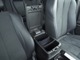 運転席と助手席の間にはコンソールボックスが備わっております！蓋はそのままアームレストとして利用が出来る他、内部はちょっとした収納スペースとなっております！