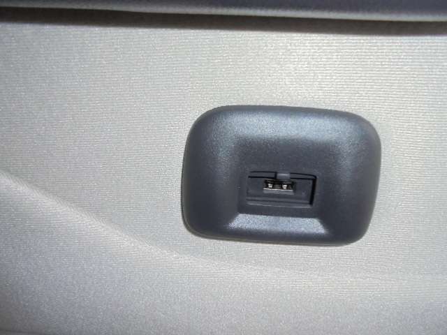 助手席のシートバックにはUSB電源ソケットが装着されています。