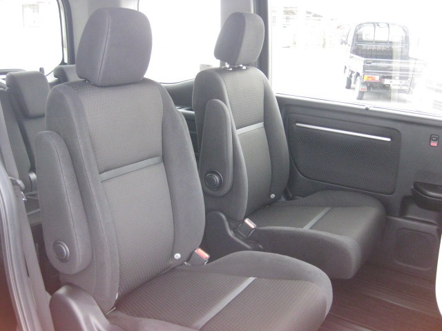 ２列目シートも足元はゆったりしており快適にお座り頂けます。チャイルドシートの取り付けにも対応しており、後部座席にお乗りの方も楽しく広々と使用出来ます。