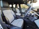 インテリアは白/黒革シートを採用したツートンのラグジュアリーな空間。フロントシートには電動調節機能やシートヒーターなどが内蔵されており快適な車内空間をお過ごしいただけます。