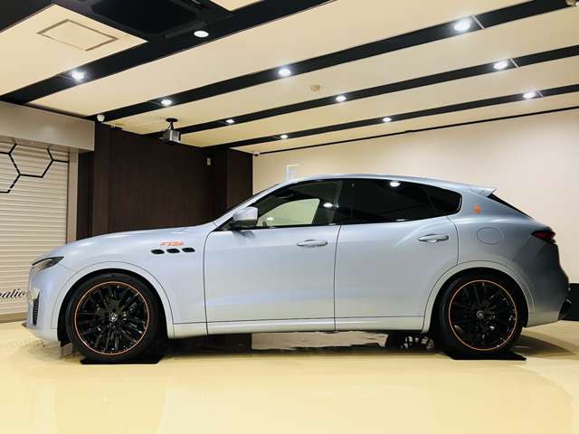 専用21インチアルミホイール装備　弊社にて、新品IIDロワリングキットにてローダウン　新品IIDワイトレにてツライチセッティングになります。