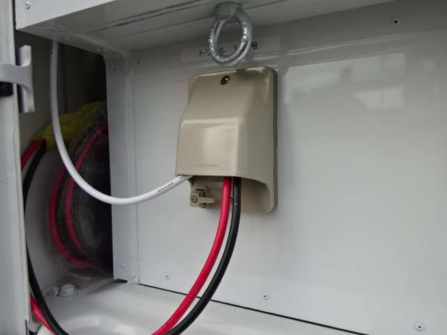 外部電力供給　外部充電が可能。オートキャンプ場などで停電中も接続しておけば安心です。