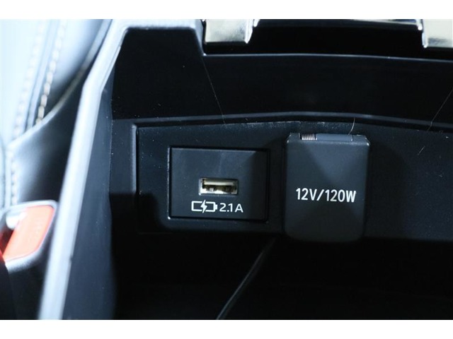 アクセサリーソケットや、携帯の充電などに便利なUSBポートを装備！車内にあると便利なアイテムのひとつですね