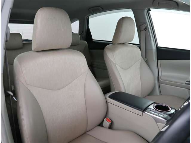【フロントシート】ハーフレザー仕様の運転席は電動シートになります。