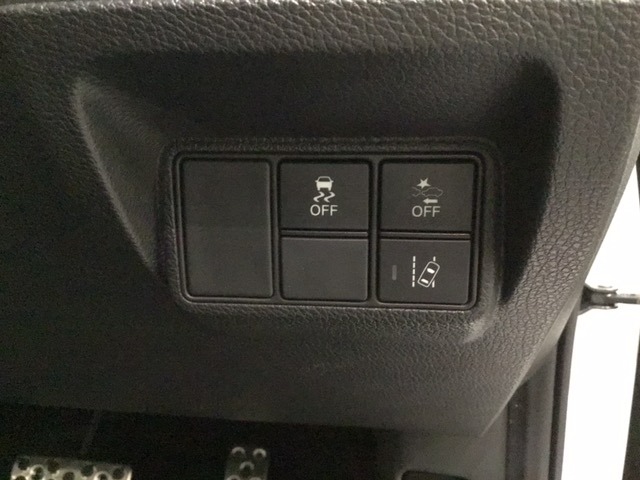 Hondaセンシング用の、ＶＳＡ（ABS＋TCS＋横滑り抑制）解除とレーンキープアシストシステムのメインスイッチなどはハンドルの右側に装備しています。