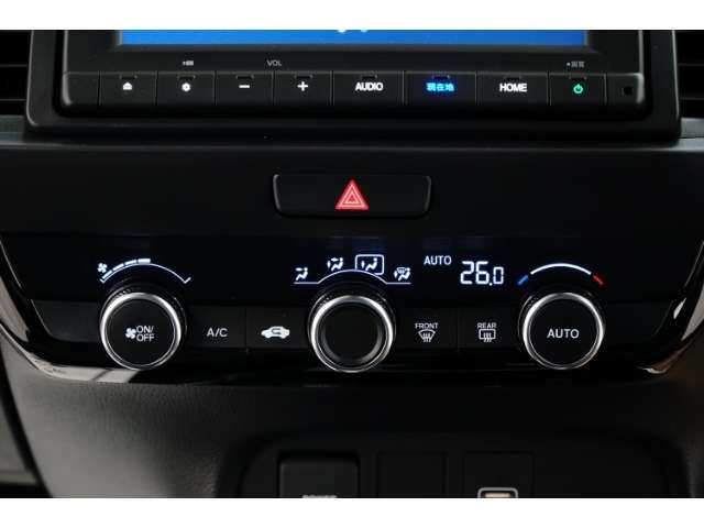 フルオートエアコン搭載で好みの温度に設定するだけで、エアコンの風量などを自動でコントロール！快適な車内にしてくれます。