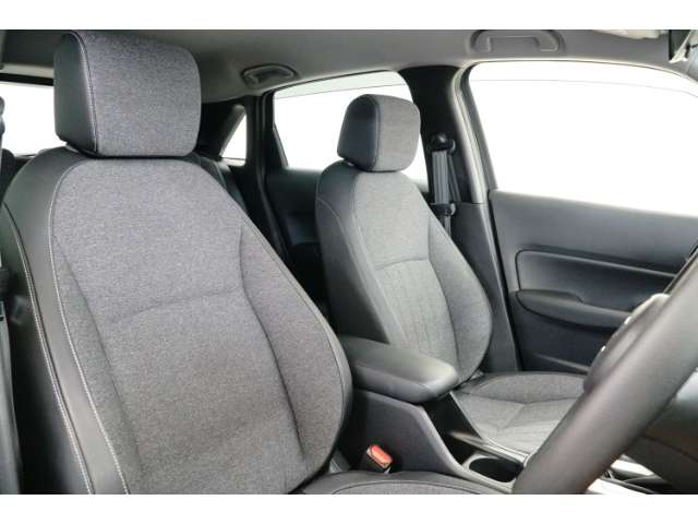 運転席のスペースはゆったりしていて、視界も広く確保されているので普段の運転からロングドライブまで快適です。