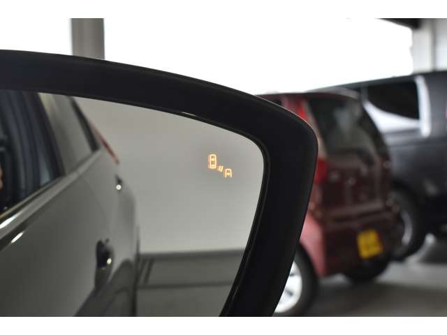 後側方車両検知警報システムを装備！斜め後方からの接近車両を検知してインジケーターの点灯や警告音でドライバーに注意を促します。