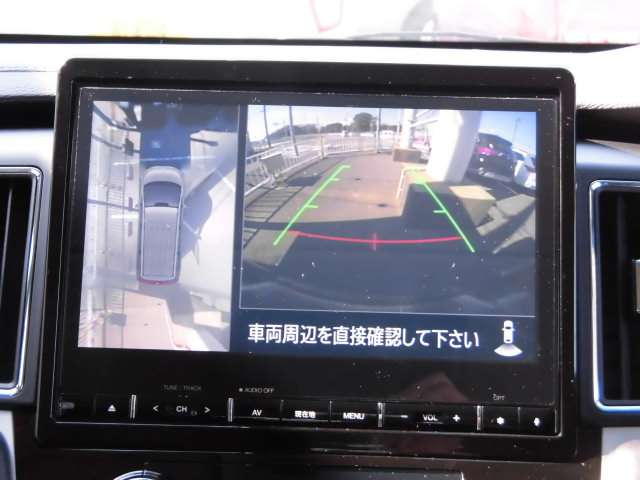 マルチアラウンドモニター車を上から見た状態で画面に映されるので、駐車がラクラク！