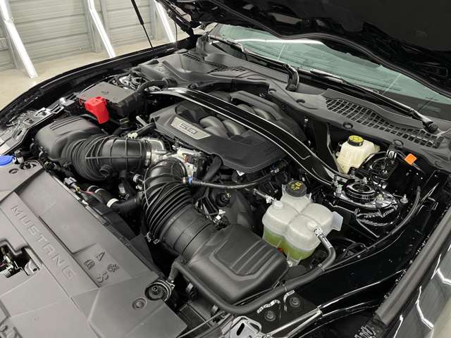 新型のコヨーテV8エンジンは、以前の450馬力からオプションのパフォーマンスエキゾースト装着で486馬力にパワーアップしました！