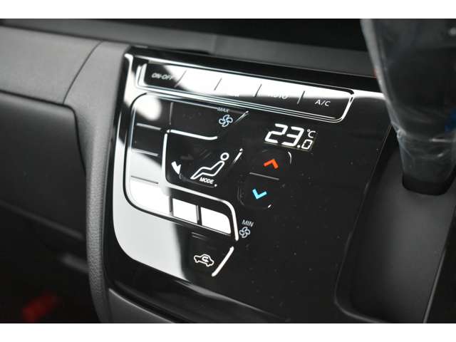 オートエアコンで温度を設定するだけで快適な車内環境を維持することができます