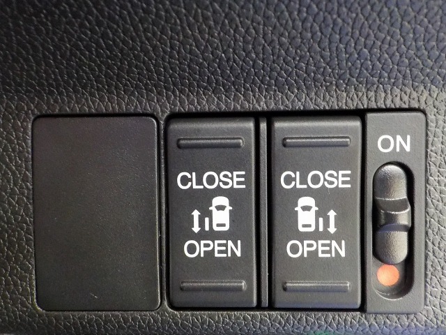 乗り降りラクラクな両側パワースライドドアが装備されてます。運転席からもリモコン操作可能です。外からはリモコンキーで開閉する事が出来ます。お子様を抱えて荷物を持っているときなどは便利です。